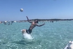 Ibrahimovic tái hiện cú "xe đạp chổng ngược" khó tin... trên biển