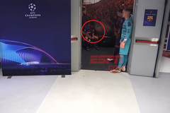 Hình ảnh Messi thất thần trong phòng thay đồ được lan truyền