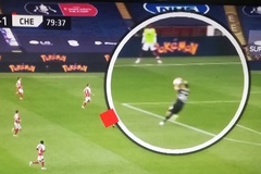 Chelsea tố thủ môn Arsenal chơi bóng bằng tay ngoài vòng cấm có đúng?