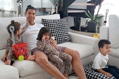 Hàng xóm tiết lộ cuộc sống của gia đình Ronaldo ở Torino