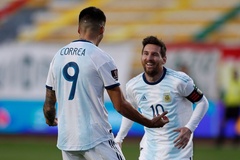 Messi chia sẻ niềm vui với đồng đội sau bàn thắng trước Bolivia