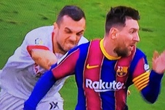 Messi khiến cầu thủ Sevilla bất lực vồ hụt trên sân
