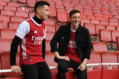 Mesut Ozil không có cơ hội chơi cho Arsenal ở cúp châu Âu mùa này