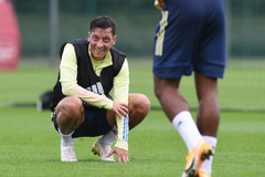 Mesut Ozil đưa ra điều kiện “oái ăm” cho Arsenal để ra đi