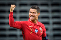 Ronaldo tập sút phạt để ghi bàn thứ 100 ở đội tuyển