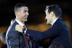 Ronaldo nhận giải và tiết lộ liệu pháp mát-xa lúc 2 giờ sáng
