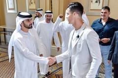 Ronaldo tập gym với con trai Tiểu vương ở Dubai và chờ nhận giải
