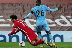 HLV Liverpool bảo vệ Salah sau khi bị tố “ăn vạ”
