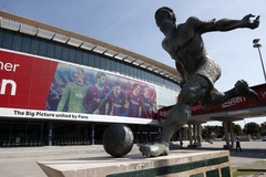 CĐV Barca vẽ tranh Messi và đồng đội ở mặt tiền sân Nou Camp