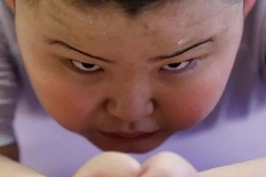 Động lực của cậu bé sumo 10 tuổi nặng 85kg: "Thắng mấy anh lớn là vui!"