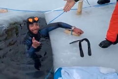 Bơi lặn dưới băng có KLTG mới