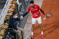 Đừng như thói quen: Djokovic lại đánh bóng trúng đầu trọng tài biên ở Roland Garros