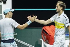 Tức giận đập vợt, Medvedev bỏ lỡ cơ hội đoạt số 2 thế giới của Nadal
