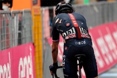 Trò bẩn trên đường đua xe đạp Đông Nam Á xuất hiện tại Vòng đua nước Ý: Áo vàng Tour de France 2018 uất ức bỏ giải!