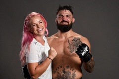 Kì lạ võ sĩ UFC từ chối huấn luyện viên, để bạn gái hỗ trợ góc đài