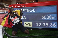 Joshua Cheptegei xô đổ kỷ lục thế giới chạy 5000m tồn tại 16 năm