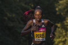 Đồng hương Eliud Kipchoge phá kỷ lục thế giới bán marathon nữ