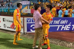 “Bầu” Đệ, HLV Thành Công và các cầu thủ Thanh Hóa ăn mừng hết nấc sau chiến thắng Viettel