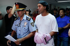Ronaldinho hé mở câu chuyện đằng sau việc bị quản thúc khi ra tù