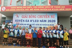 Vừa xong vòng 1 giải bóng chuyền VĐQG, Trần Thị Thanh Thúy đã nâng cúp vô địch