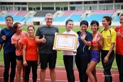 Tổ chạy 400m quốc gia chúc mừng “thầy Si mê” nhận Bằng khen của Thủ tướng