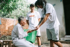 Cảm động hình ảnh Justin Young và Tâm Đinh giúp đỡ người nghèo tại Đồng Tháp