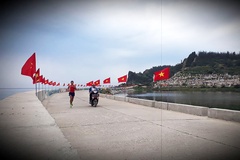 Đường chạy Tiền Phong Marathon 2020 đảo Lý Sơn phủ kín 3000 cờ Tổ quốc rực rỡ