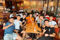 Đình Trọng trấn an NHM, vui vẻ cùng các đồng đội Hà Nội FC