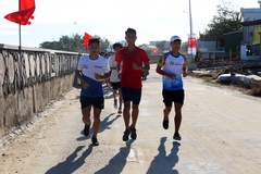 Ứng viên vô địch Tiền Phong Marathon 2020 “dẫn tốc” đàn em tập luyện trên đảo Lý Sơn