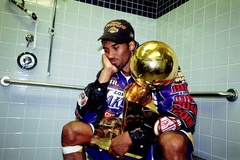 Lý do đau lòng đằng sau tấm ảnh Kobe Bryant buồn bã hậu chức vô địch NBA 2001