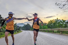 4 ngày chạy gần 1000km, đội chạy tiếp sức xuyên Việt gây quỹ “5 nụ cười”