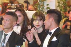 Quang Hải diện vest bảnh bao, sánh bước cùng bạn gái tại Gala QBV 2019