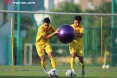 U22 Việt Nam hứng khởi tập luyện với quả bóng "khổng lồ"