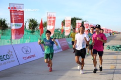 Dàn ứng viên vô địch Tiền Phong Marathon “cày nát” đường tập đảo Lý Sơn