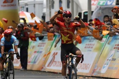 Huỳnh Thanh Tùng ăn mừng đầy cảm xúc khi nhất chặng 13 giải xe đạp HTV Cup 2023