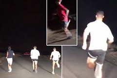 NHM phát sốt với video Cristiano Ronaldo chạy trong đêm trên sa mạc cùng con trai
