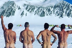 Khỏa thân giữa băng giá âm 20 độ ăn mừng hoàn thành marathon Nam Cực