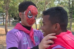 Xuân Trường hóa "Người Nhện" trong trò chơi vui nhộn tại Buriram Utd