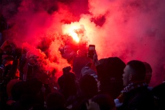 Man Utd 0-2 PSG: CĐV đội khách gây náo loạn Manchester sau chiến thắng