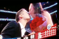 Hoạt náo viên Detroit Pistons xúc động sau màn nhảy cầu hôn đầy ấn tượng ngay giữa trận đấu