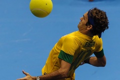 “Tàu tốc hành” Federer phô diễn kỹ thuật bóng đá cực ngầu