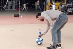 Messi cùng các ngôi sao làm xiếc với trái bóng và chai nước