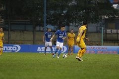 Trận hoà không bàn thắng giữa Than Quảng Ninh và SLNA bởi mặt sân xấu