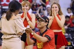 Người hâm mộ Saigon Heat vỡ oà với màn cầu hôn đầy cảm xúc của chàng MC Hoài Vũ