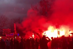 PSG vs Man Utd: Hàng trăm CĐV đội chủ nhà đốt pháo sáng trước đại chiến