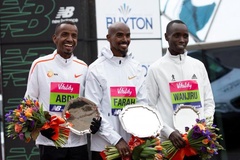 Mo Farah bị 2 đối thủ rượt đuổi như phim hành động ở London Half Marathon