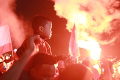 CĐV Việt Nam đốt pháo sáng tưng bừng sau chiến thắng trước U23 Thái Lan