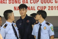 Văn Hoàng bị bảo vệ "hỏi thăm" trong ngày Sài Gòn FC thiết lập kỷ lục