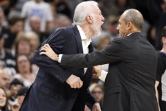 Khó hiểu khi HLV Gregg Popovich bị "tốt nghiệp" khỏi sân chỉ sau 63 giây như một trò đùa