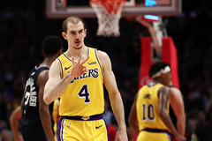 Cầu thủ "vô danh" của Lakers gây sốc cho cả LA Clippers lẫn LeBron James trong ngày thăng hoa tột độ